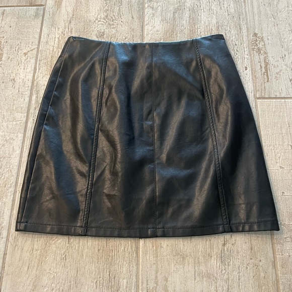Zip Up Leather Skirt - Picture 4 of 4